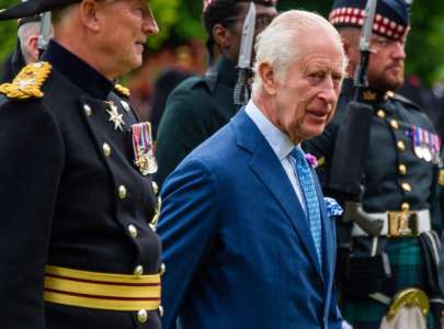 Charles III : l’un des chevaux de sa garde blesse grièvement une touriste, les images terrifiantes