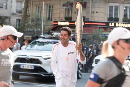 Paris 2024 : 20 ans après, Jamel Debbouze porte à nouveau la flamme olympique