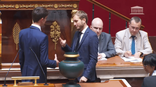 Assemblée nationale : un député fait un pierre-feuille-ciseaux après avoir voté, et met un vent à un représentant du RN