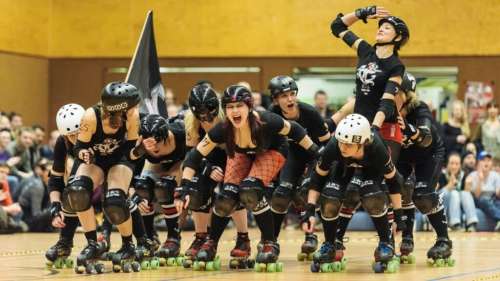 Plongez dans l'univers du roller derby : Un mélange explosif de physique, stratégie et style punk