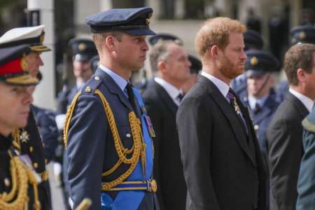 Aux funérailles de leur oncle, les princes William et Harry s'évitent à tout prix