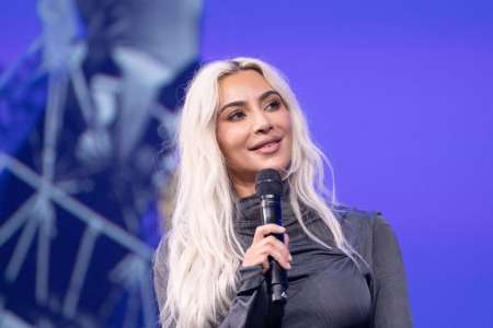 Kim Kardashian s’invite au Real Madrid et prend la pose avec ce célèbre joueur