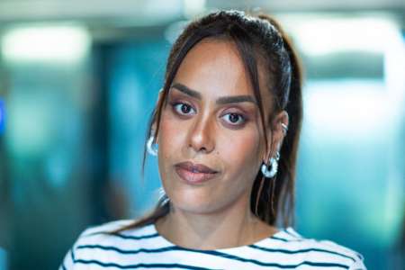 Amel Bent réapparaît (enfin) dans un look futuriste et assiste à l’officialisation du couple formé par Adriana Karembeu et Marc Lavoine