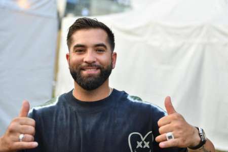 Kendji Girac : après le drame, le chanteur surprend tout une plage de Saint-Tropez