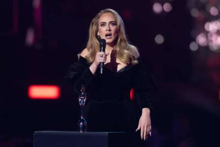 Adele annonce en plein concert face à Céline Dion être elle aussi souffrante : cette pathologie qui lui rend la vie dure