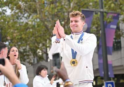 Léon Marchand Invincible à Shanghai : Records et Bonnet Mystérieux 
