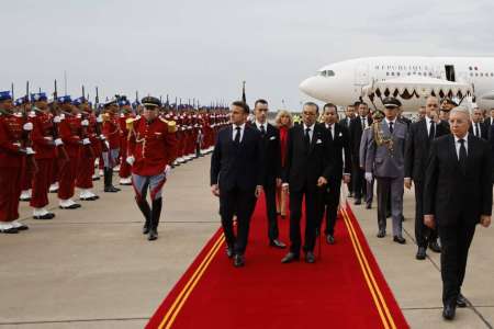 Brigitte et Emmanuel Macron reçus à Rabat par l’élégant fils du roi Mohammed VI du Maroc, Moulay Hassan