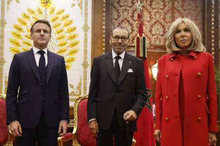 Emmanuel et Brigitte Macron reçu en grande pompe au Maroc : cet humoriste star qui les accompagne dégaine un jogging