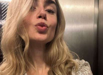 Illuminez votre hiver en passant du brun au blond comme Lily Collins : Nos astuces pour une couleur éclatante