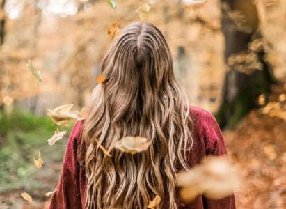 Freinez la chute des cheveux cet automne : Toutes nos astuces et produits indispensables