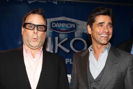  «John Stamos feint de raser sa tête en solidarité avec Dave Coulier : un geste polemique»