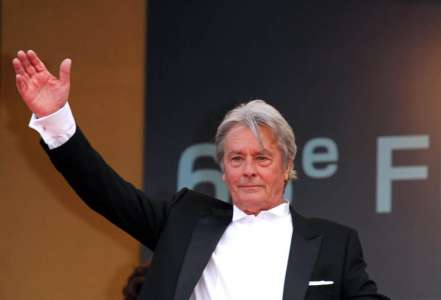 Tension sur le plateau : Alain Delon et les accusations de prostitution
