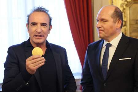 Jean Dujardin honoré à Bruxelles : en plus d’une médaille, il rhabille un monument du costume de Zorro