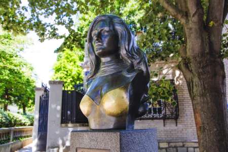 Dalida : le buste à son effigie à Montmartre victime de comportements déplacés de la part des touristes