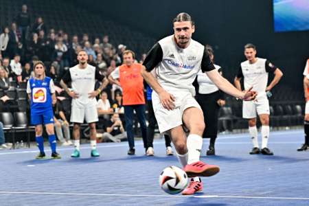 Pierre Garnier, M. Pokora, Amel Bent, tous en tenue de football pour la bonne cause