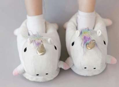 Un cadeau original pour toute la famille : Des chaussons en forme de peluche chez Gifi à moins de 10 euros