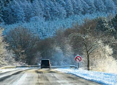 Départ des vacances de Noël sous la neige : Préparez-vous à des routes glacées dans 10 départements