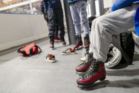 Cannes : une fillette de sept ans bousculée sur la patinoire, son père s'interpose et reçoit trois coups de couteau