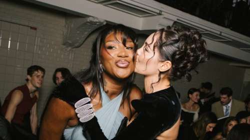 Aya Nakamura et Nabilla : baiser surprise en pleine Fashion Week