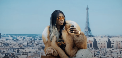 Aya Nakamura : voici les bijoux d'une célèbre marque française qu'elle porte dans son clip 