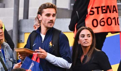 Antoine Griezmann amoureux fou d'Erika, soutien des Bleus jusqu'aux petits détails : tendre baiser dans les tribunes