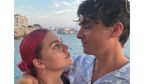 Louane en vacances dans le Sud avec Florian et leur fille Esmée : maillots de bain, cheveux rouges... Les photos de son été