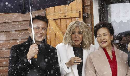 PHOTOS Emmanuel et Brigitte Macron sous la neige en plein mois de mai, dans un lieu cher au Président (et loin de Paris)