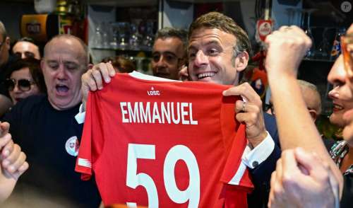 PHOTOS Emmanuel Macron dans un bar à Tourcoing avant d'enlacer Kylian Mbappé pour son dernier match avec le PSG