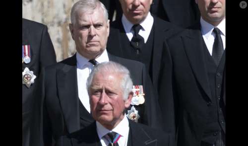 Charles III fait bonne figure mais rien ne va plus avec le prince Andrew : une expulsion de force envisagée pour son frère