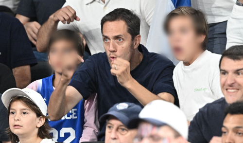 Grand Corps Malade tendu avec ses deux fils, Thomas Pesquet avec sa compagne Anne... Ils ont soutenu les basketteurs français