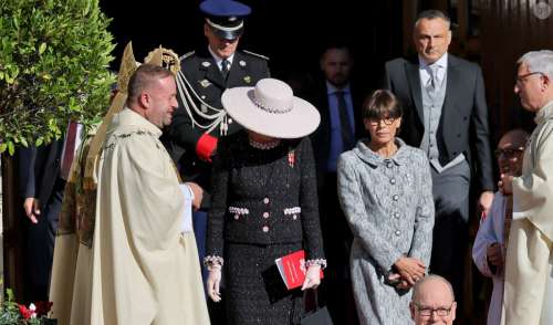 Caroline de Monaco en robe tweed pailletée : elle ose le chapeau XXL face à sa soeur Stéphanie, sage en col claudine