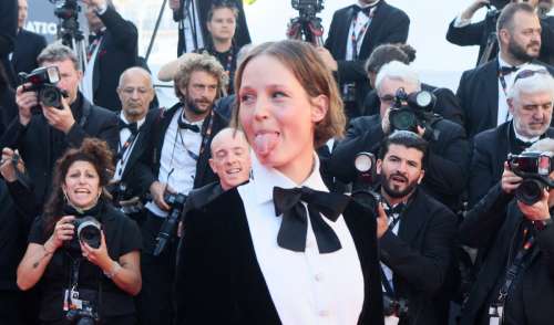 PHOTOS Grimace, transparence et noeud papillon original... Dernier tapis rouge en apothéose pour le 77e Festival de Cannes