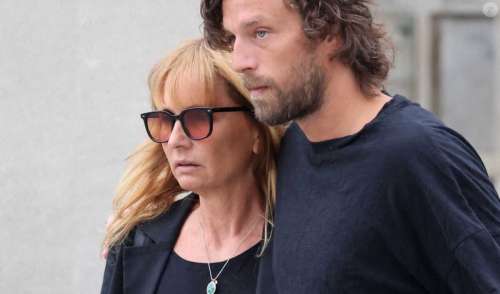 Axelle Laffont soutenue par son compagnon Romain et sa fille Mitty pour dire adieu à son père Patrice Laffont