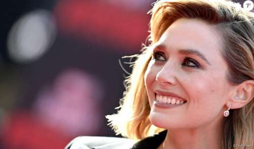 Elizabeth Olsen très décolletée : elle en montre beaucoup à la première de 