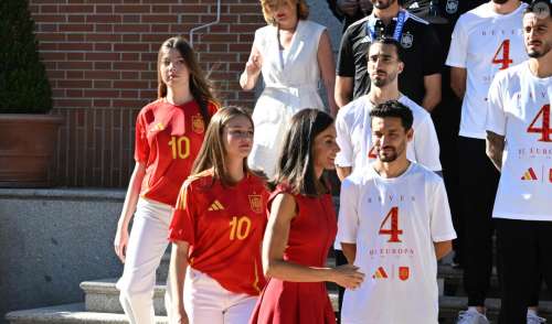 Leonor et Sofia d'Espagne entourées de beaux sportifs, ce petit détail dans leur look qui prouvent leur coquetterie