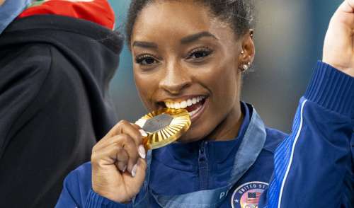 Simone Biles déchaîne les passions à l'Arena Bercy, elle fête sa nouvelle médaille d'or avec son mari lui aussi sportif (PHOTOS)