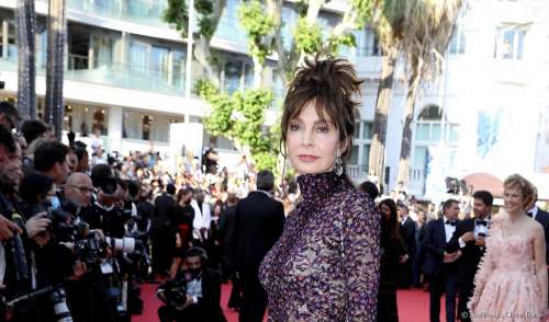 Cannes 2022 : Anne Parillaud sirène sensuelle face à Frédérique Bel et ses jambes interminables