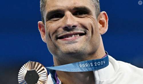 Florent Manaudou célèbre sa nouvelle médaille olympique avec un baiser à Lola, son amoureuse qui est devenue 