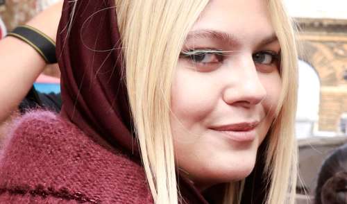 Louane canon avec sa nouvelle couleur de cheveux flashy, 