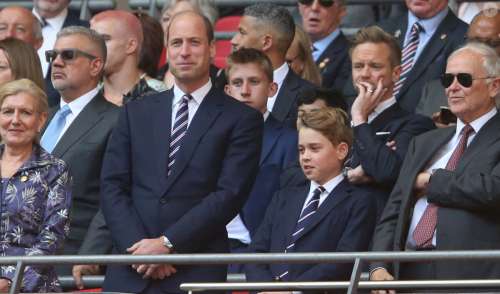 PHOTOS A seulement 10 ans, le prince George a déjà tout d'un futur roi ! Il le prouve aux côtés de son papa William à Wembley