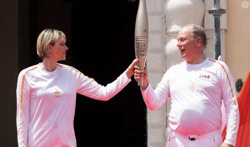 Charlene et Albert de Monaco à l'unisson pour tenir la flamme olympique sur le Rocher, leurs enfants Jacques et Gabriella présents