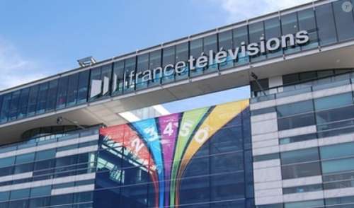  «Au revoir époque télévisuelle passée : Deux figures emblématiques quittent France Télévisions, laissant place à la relève».