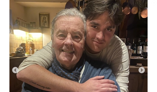 Une récente photo d'Alain Delon partagée par son fils Alain-Fabien bouleverse toute la famille, l'histoire derrière cette image