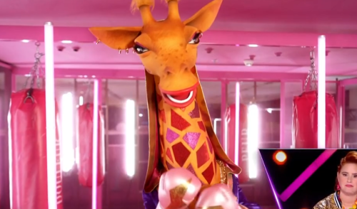 Mask Singer 2025 : Les premiers indices sur la Girafe dévoilés, Kev Adams pourrait être sur la bonne piste