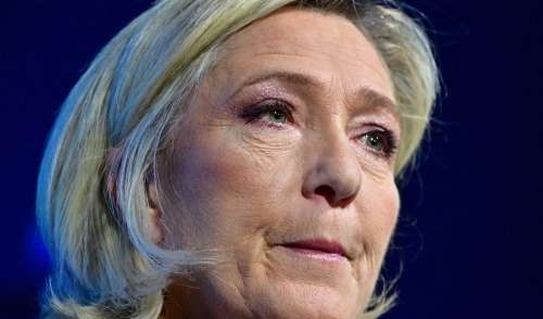 Marine Le Pen a appris la disparition de son père par les journalistes dans l'avion, un proche présent à bord s'exprime pour la première fois