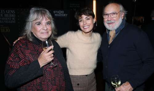 Soirée théâtrale au Marigny : Bérénice Bejo avec famille et amis
