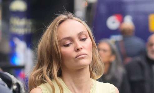 Lily-Rose Depp, reine de l'audace : elle se dévoile subtilement en robe jaune dans les rues de Londres (PHOTOS)