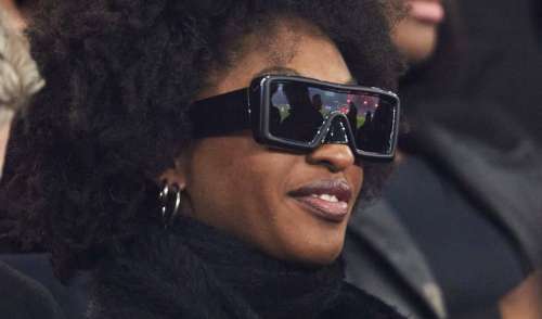 Ebony et Charles (Star Academy) dans les tribunes du Parc des Princes avec Élodie Gossuin et Marie-Sophie Lacarrau en famille