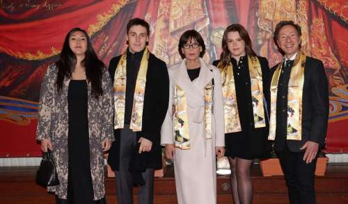 Stéphanie de Monaco au cirque avec Louis Ducruet et sa fille Camille Gottlieb : quelle est la symbolique de leur écharpe dorée ?