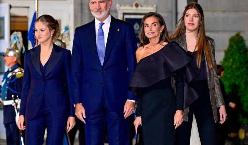 Letizia et Felipe VI d’Espagne aux côtés de leurs fille Leonor et Sofia : leur carte de voeux hautement symbolique enfin dévoilée